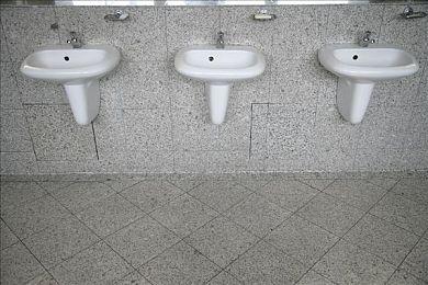 印度乘客误拉刹车链多人跳火车被撞 已致至少12人死亡